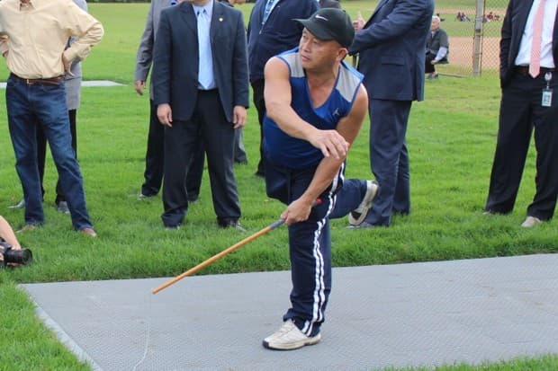 Un residente Hmong de Saint Paul prueba la nueva cancha de tuj lub de la ciudad.