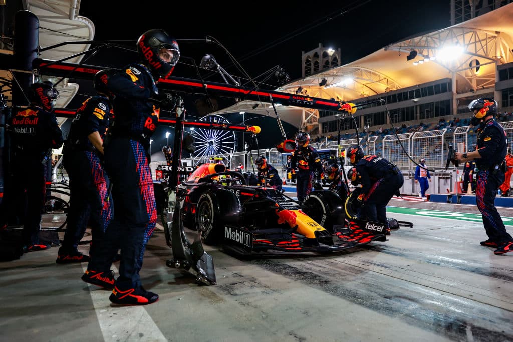 Inicia la Formula 1 con muchas sorpresas, Lewis Hamilton se corona campeón del primer Grand Prix del año, mientra que el mexicano Sergio Pérez, de ir en último lugar por un problema en su monoplaza, terminó quinto lugar en su debut con la escudería Red Bull. Su compañero Max Verstappen logró la segunda posición, mientras que Valtteri Bottas quedó en tercer lugar con Mercedes Benz.