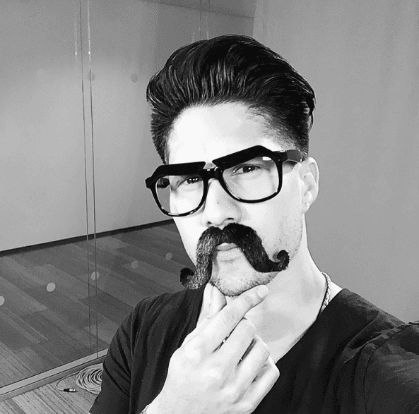 Unos lentes y unos bigotes te harán un gran cambio en tu atuendo, ¿qué tal si agregas una gabardina? serías todo un detective.