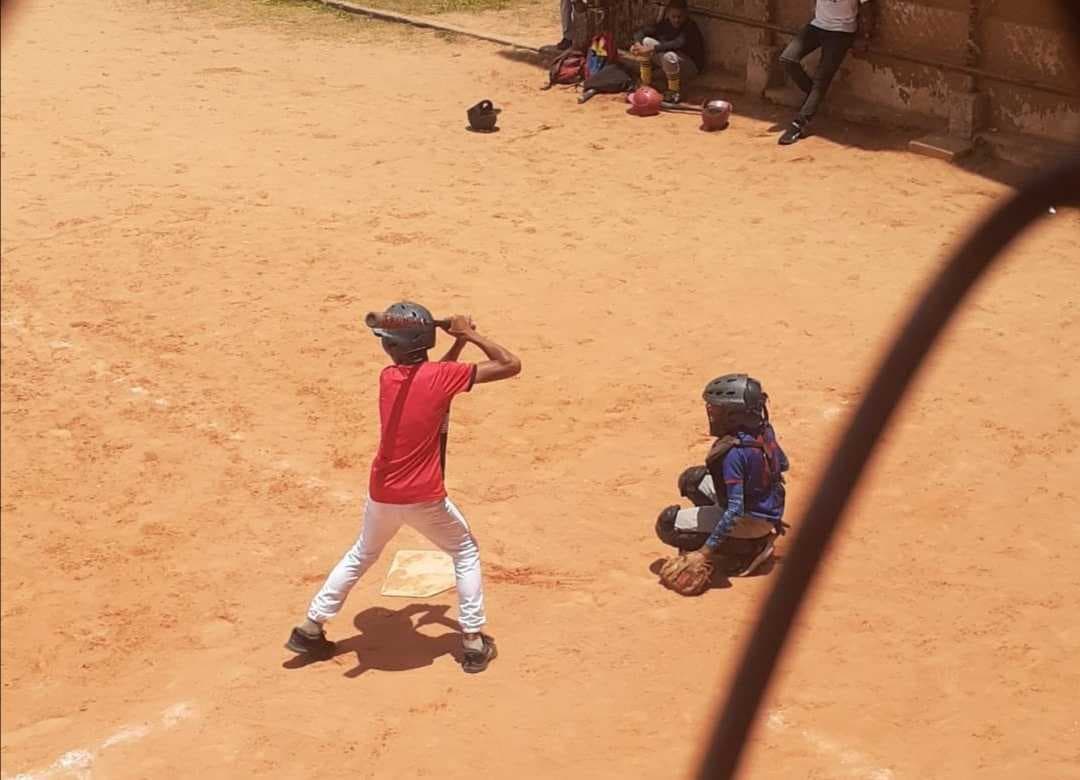 El sueño de Andrés es llegar a ser un jugador profesional de béisbol, deporte que practica cada vez que tiene alguna oportunidad.
