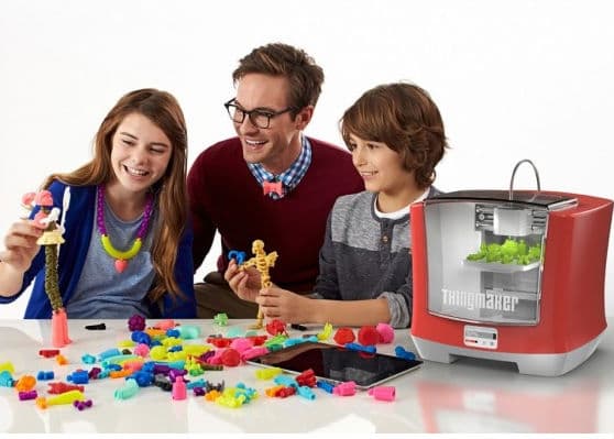 Mattel reveló su impresora 3 D que permite a los chicos crear sus propios juguetes. La llamada ‘Thingmaker’ cuesta 300 dólares y funciona con una aplicación creada en colaboración con Autodesk. La impresora fue presentada en la feria Internacional del Juguete y funciona bien para niños pequeños, jóvenes y adultos que quieran diseñar un juego a su ‘antojo’.