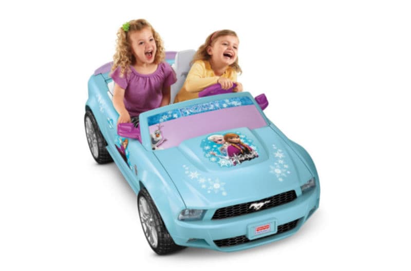 Power Wheels Disney Frozen Car: este Ford Mustang es perfecto para que dos pequeños pasajeros viajen por el patio de la casa o den una vuelta a la manzana, acompañados siempre por un adulto. Decorado con el estilo de la famosa cinta ‘Frozen’, este carro de Fisher Price se vende por 279 dólares.