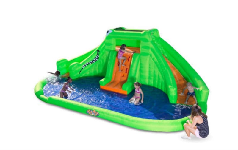 Blast Zone Crocodile Isle Inflatable water Park: este juego inflable requiere de tener un patio bastante grande y de un grupo de amigos dispuestos a pasarla genial en una tarde de verano. Se puede inflar en menos de cinco minutos e incluye una piscina-lago, una área para escalar, toboganes de agua y diversión garantizada. Es manufacturada por Blast Zone y se vende por 650 dólares.