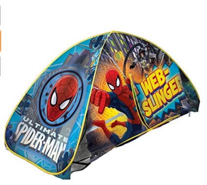 Playhut Spiderman Bed Tent: esta carpa viene con las dimensiones para cubrir una cama de una plaza y convertir el dormitorio de los hijos en una verdadera cueva del batihéroe. Creada por Playhut se vende por 290 dólares.