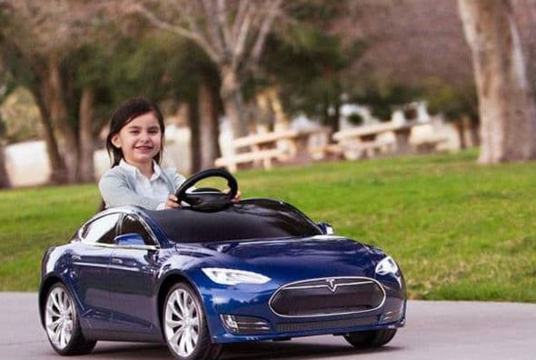 La compañía Radio Fyler lanzó un carro para niños llamado Model S y básicamente es una mini versión del popular auto eléctrico Tesla Sedan. Es recomendado para niños de entre 3 y 8 años y puede ir a una velocidad de hasta 6 millas por hora o de 3 millas por hora, según quién lo maneje (se puede ajustar según la edad del conductor). El carro se vende por 500 dólares (más impuestos) y se carga completamente en 3 horas.