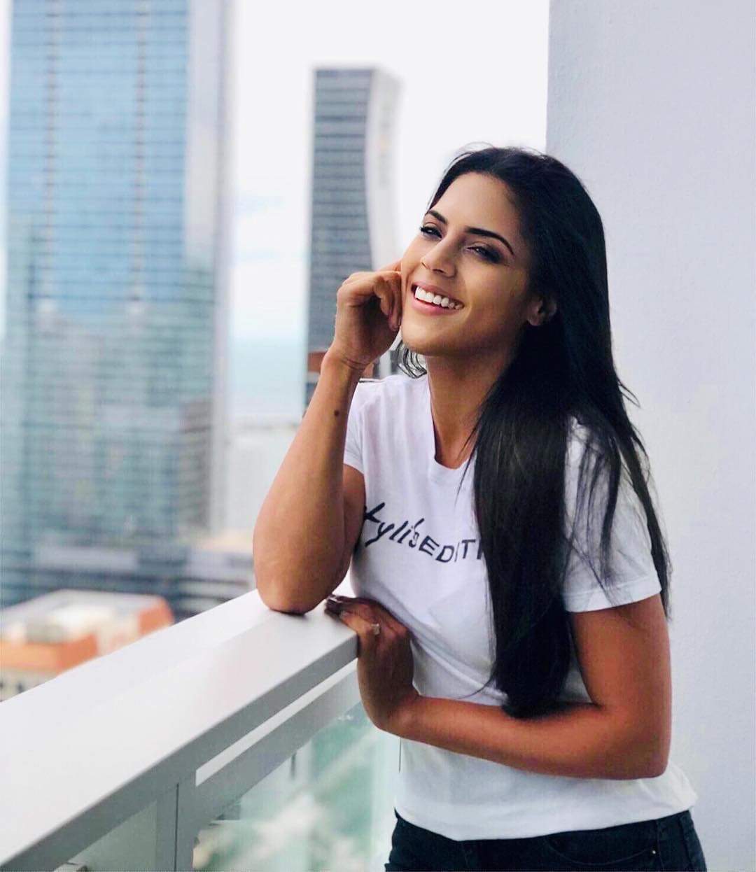 Aunque frente a las cámaras la vemos impecable, hay ocasiones en que solo quiere disfrutar del momento con un look relajado que le permita despejarse y reflexionar sobre la vida. 
<br>