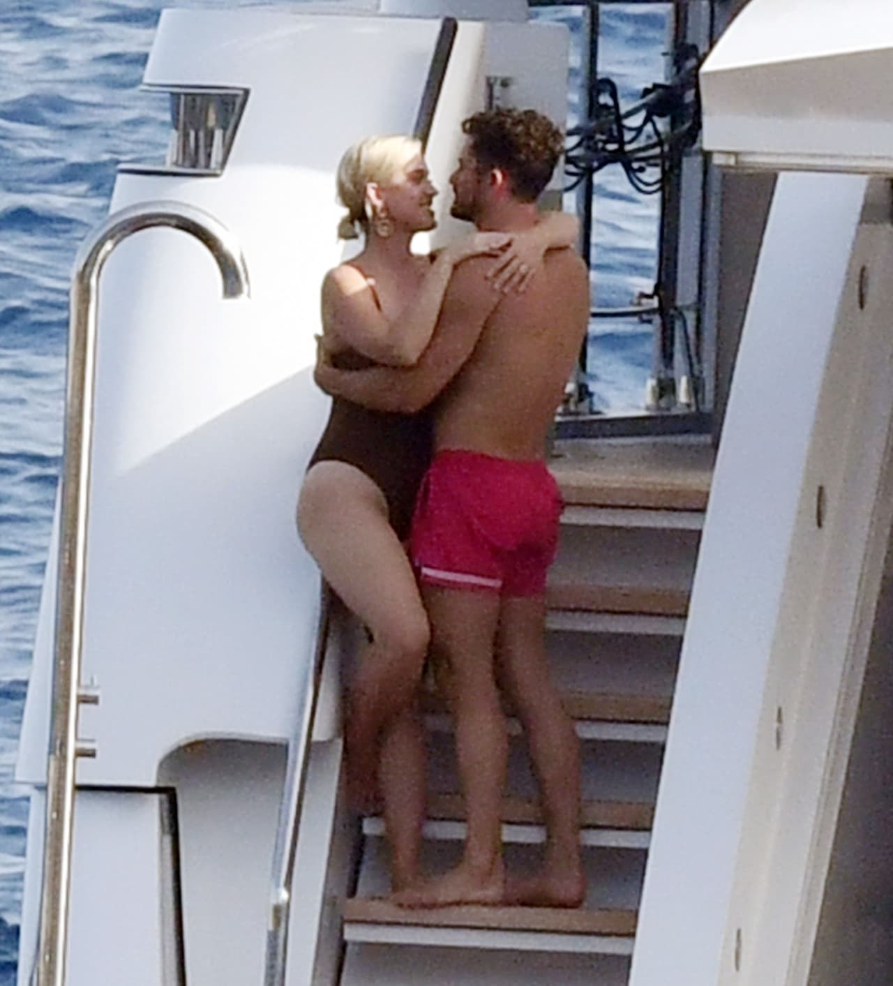 La estrella de pop viajó con su pareja 
<b><a href="https://www.univision.com/famosos/orlando-bloom-katy-perry-vida-sexual-despues-nacio-hija-fotos">Orlando Bloom y Daisy</a></b>, la hija de once meses que tienen en común.