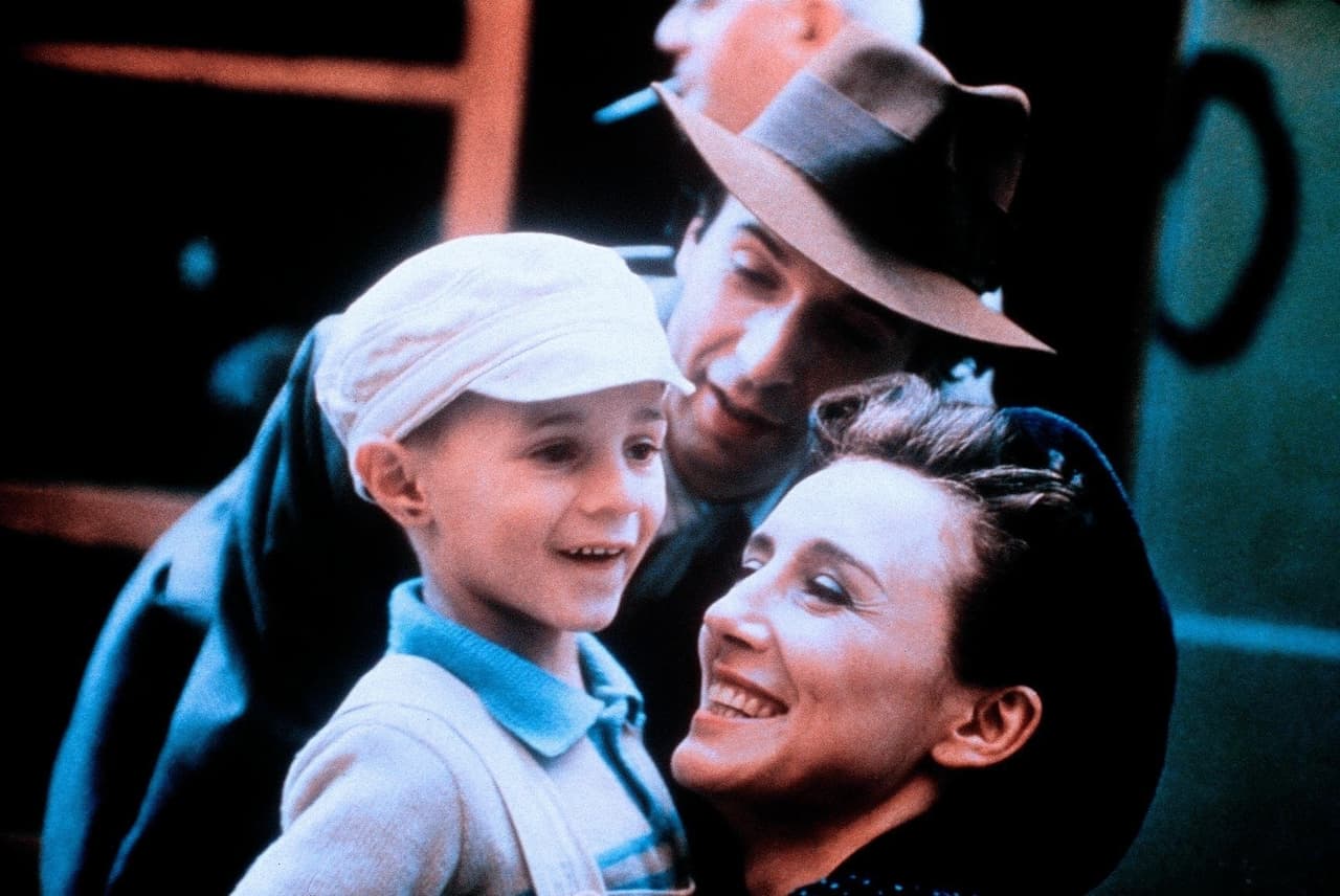 En 1997 fue estrenada la película 'La vida es bella', misma que escribió, dirigió y protagonizó el actor Roberto Benigni y en la que Giorgio Cantarini dio vida a un inolvidable personaje.