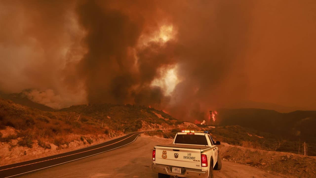 Más de 5,000 bomberos siguen luchando contra tres incendios forestales en el sur de California, que han quemado más de 104,000 acres a su paso. Las autoridades le piden a la comunidad que atienda las órdenes de evacuación por seguridad, mientras que el gobernador Gavin Newsom declaró el estado de emergencia y ahora se esperan fondos federales.