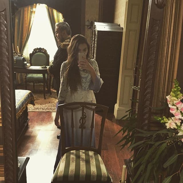 Le encantó usar vestuario de época.