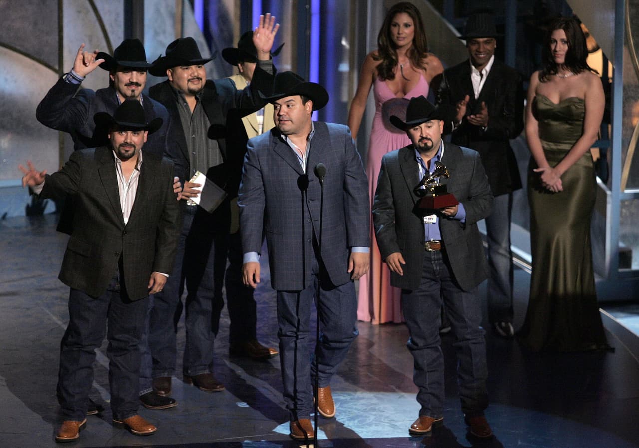 Una de las máximas influencias musicales del acordeonista Ricky Muñoz y el baterista René Martínez, es el músico Ramón Ayala, apodado ‘El Rey del Acordeón’. "Intocable se hizo con mi música y su primer éxito fue un tema de mi hermano. En este género, yo he sido padrino de muchos artistas”, confesó Ayala en entrevista a la agencia EFE.