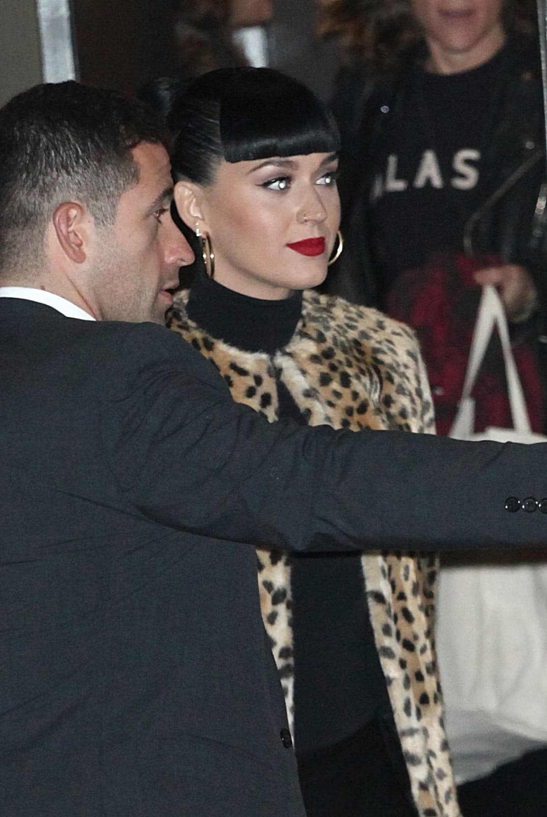 Katy también llevó los labios pintados de rojo.