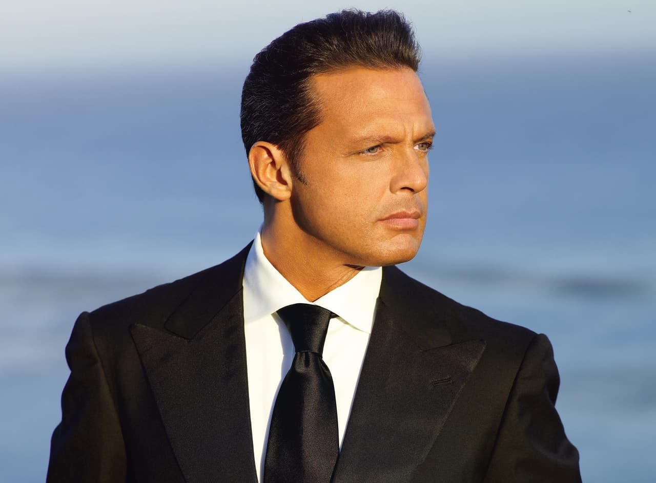 Aunque no hubo una demanda de paternidad como tal, a Luis Miguel le tomó más de 20 años reconocer a su hija mayor.