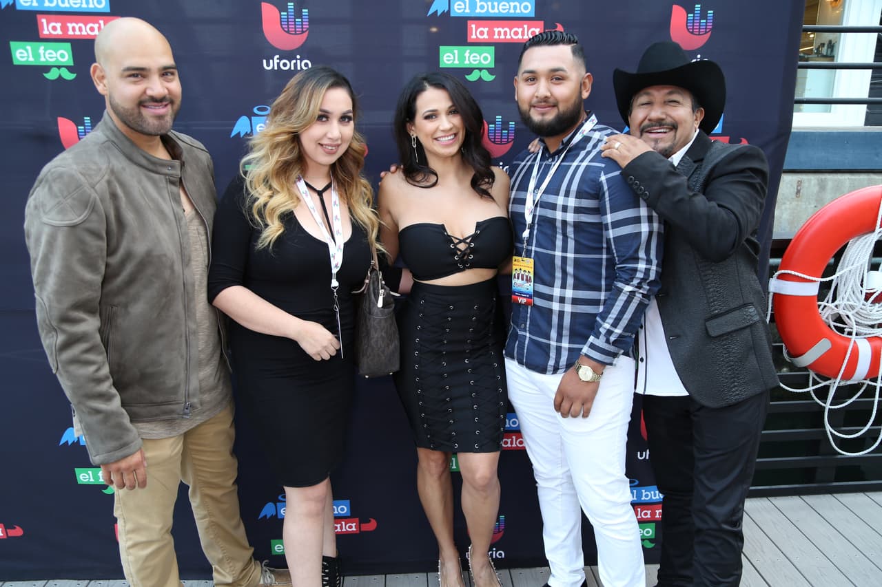 Raúl 'El Pelón', Carla Medrano y El Feo premiaron a sus oyentes con una noche inolvidable al lado de Calibre 50 en un bote privado.