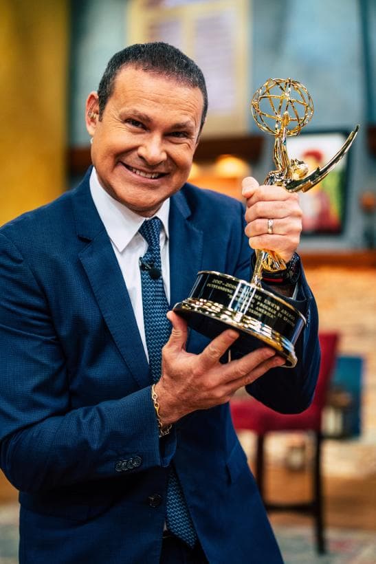 Este el segundo reconocimiento que el conductor mexicano tiene en sus manos, sin la presencia física de su querido papá.
<br>