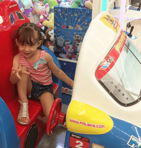 Sus papás adoran su chispa e inocencia.