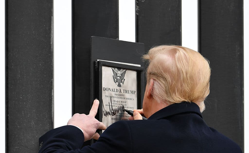 Cada milla del muro fronterizo equivale a 369,000 dosis de vacunas contra covid-19