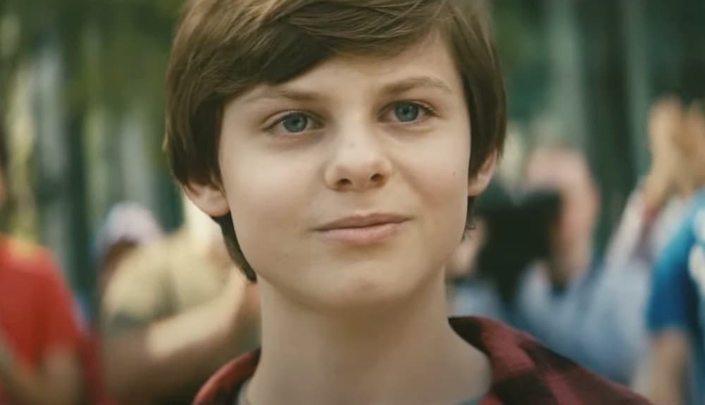 Ryan sonriendo en la escena final de la tercera temporada de The Boys