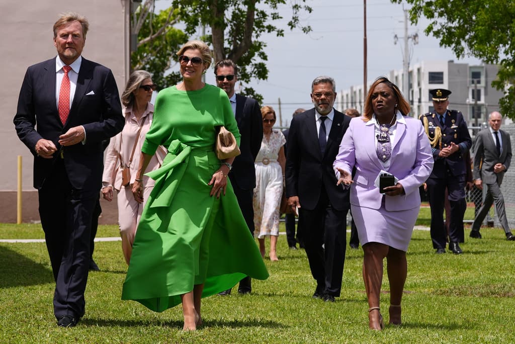 El rey Guillermo y la reina Máxima caminan junto a la Dra. April Thompson-Williams (tercera desde la derecha), directora de la escuela Dr. Henry W. Mack en West Little River.