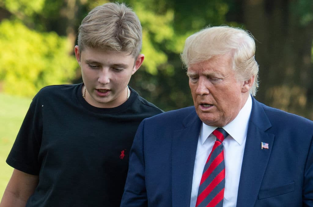 Trump y su hijo Barron regresan a la Casa Blanca después de dos semanas en el club de golf en Nueva Jersey, en agosto de 2019. 
<br>