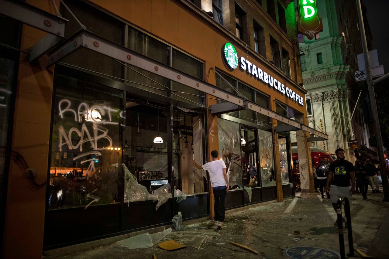 Otros lugares como la tienda Target en las calles 7th y Figueroa, una tienda Rite Aid en las calles 7th y Hope, y las joyerías cerca de la calle 6th y Broadway también sufrieron por la furia de los manifestantes.