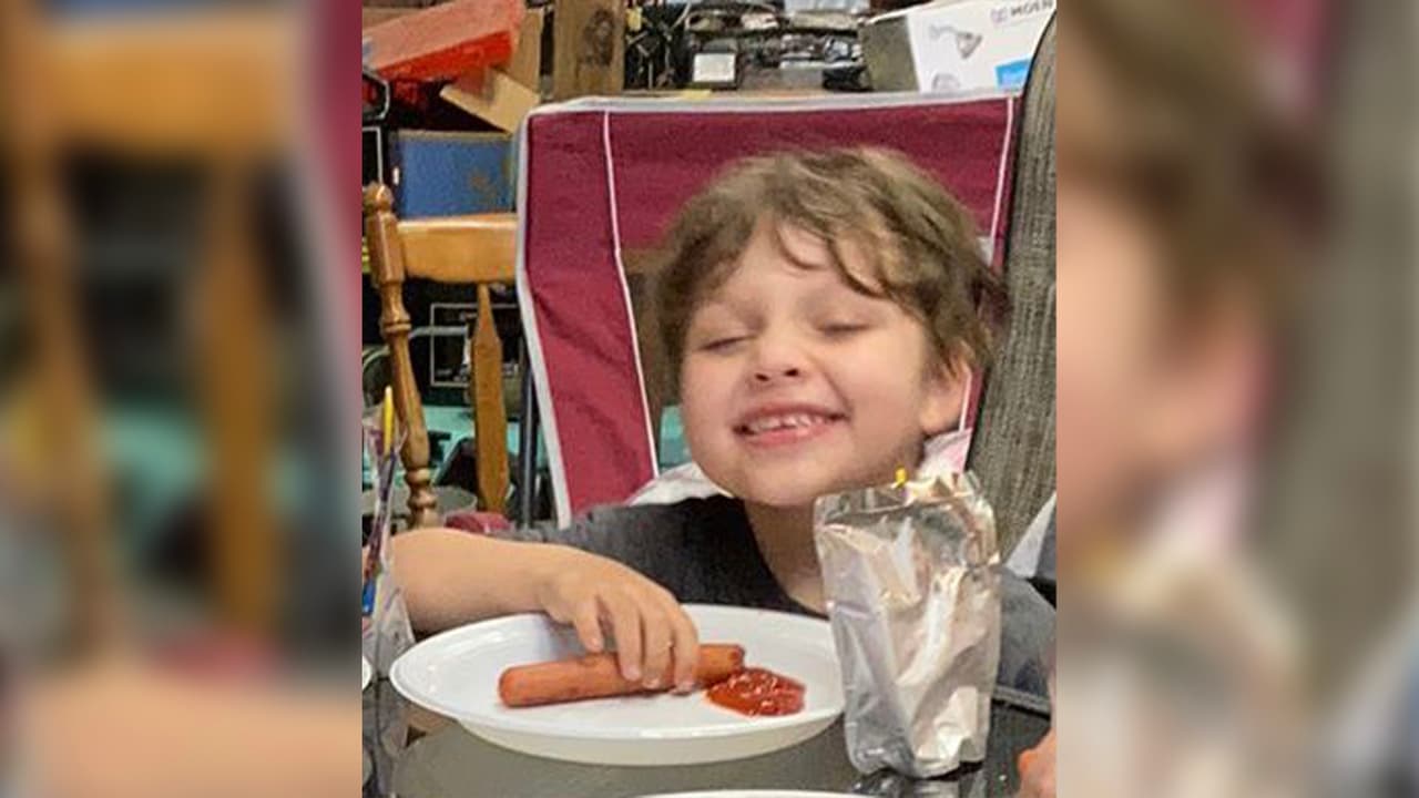 <a href="https://www.univision.com/local/houston-kxln/samuel-olson-esta-desaparecido-desde-hace-una-semana-en-houston">Samuel desapareció el pasado 27 de mayo</a> aproximadamente a las 7:30 am, vestía una camisa grises y tenis color blanco.