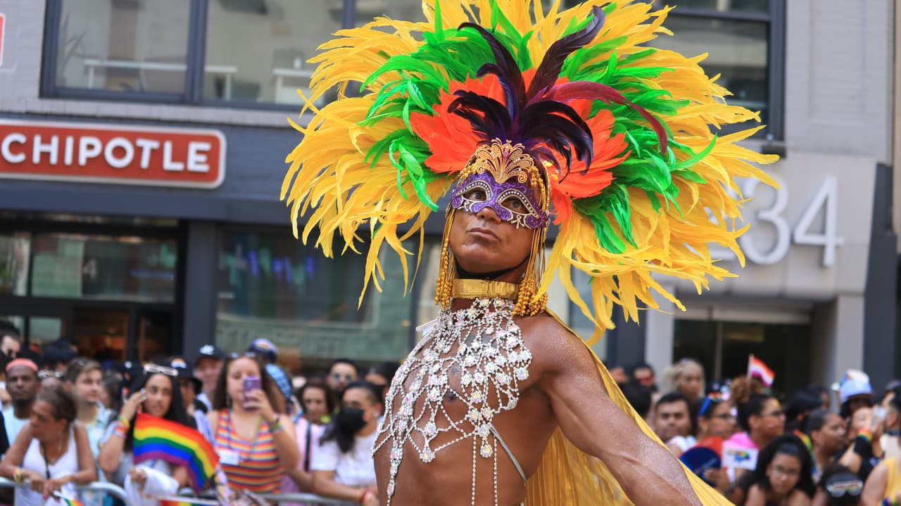 El evento fue seguido por miles de personas que se apostaron en las banquetas de la Quinta Avenida.
