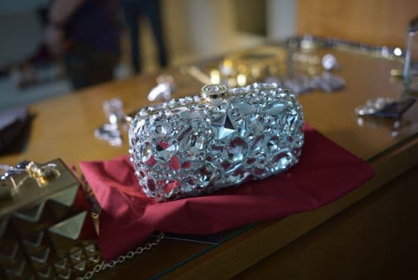 Además de presumir su vestido, la cantante mostró los accesorios con los que brillará en la alfombra.