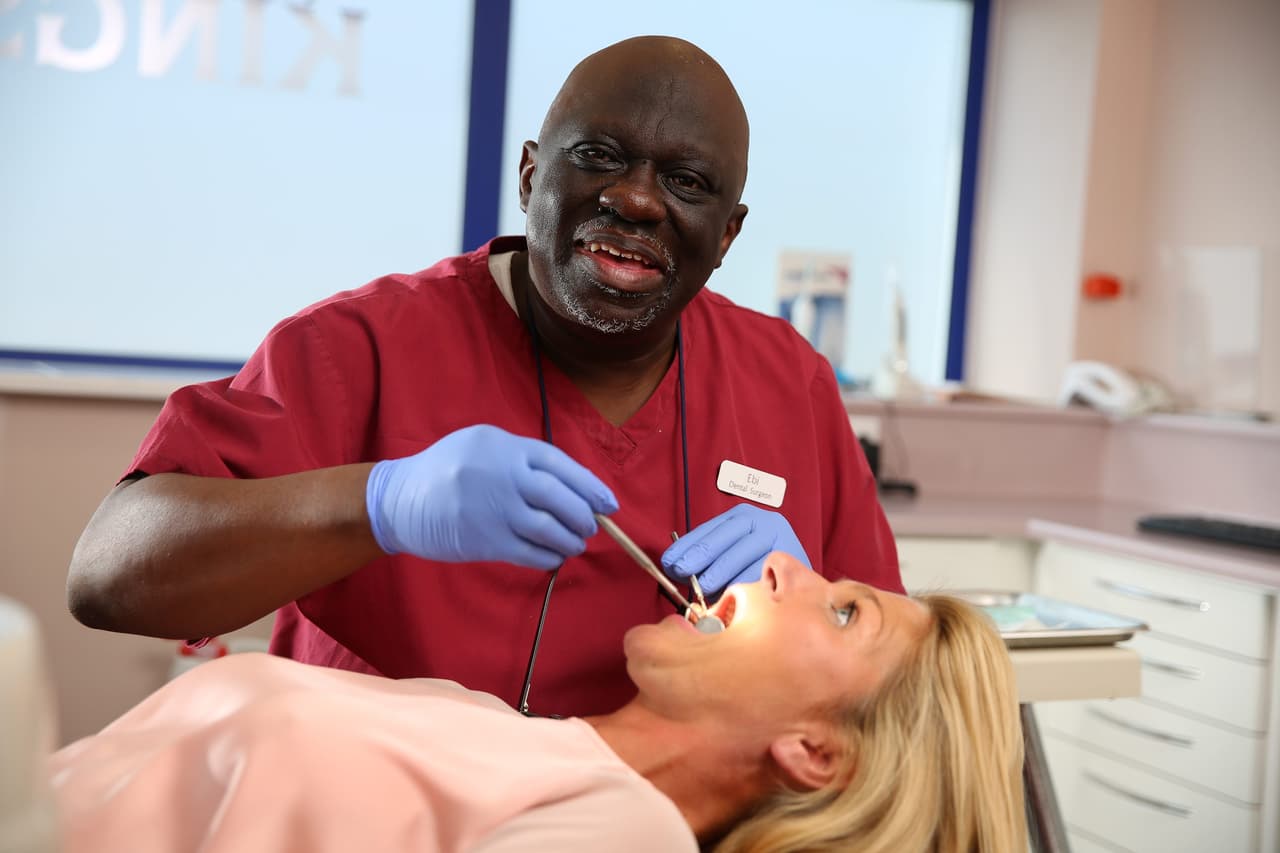 Ebi Bamgboy trabaja en una clínica odontológica en Barnsley, South Yorkshire.