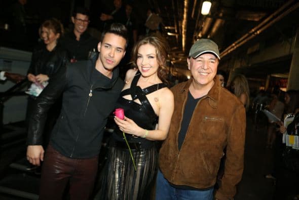 Prince Royce, Thalía y Tommy Mottola aparecieron en el backstage y no pasaron desapercibidos.