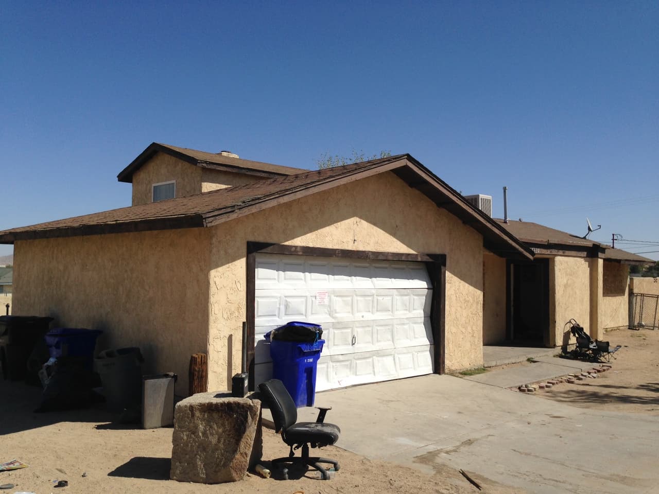 La propiedad estaba abandonada. Dentro habitaban 20 niños y cinco mujeres, aunque los vecinos aseguran que más personas pasaban por allí.