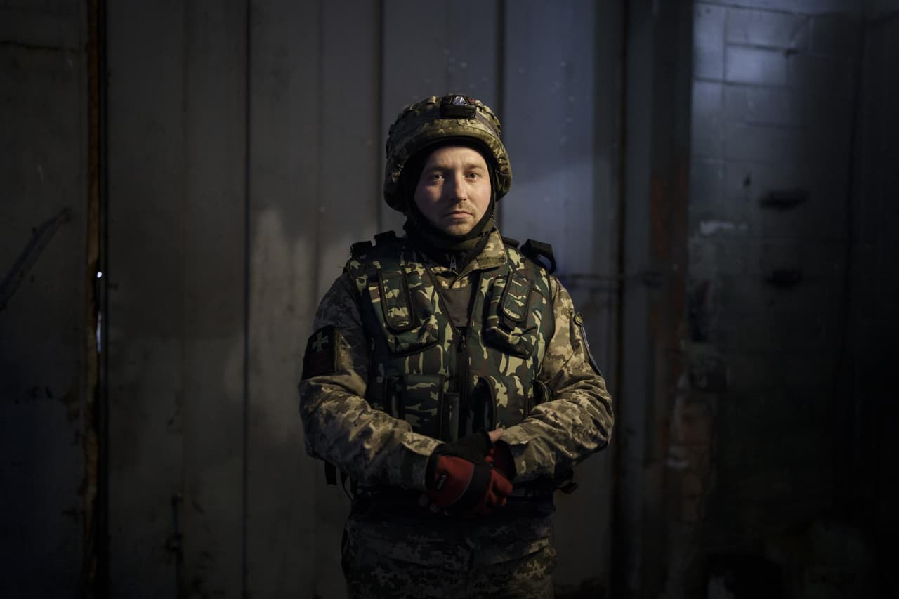 Vadym Kovalyov, de 29 años, es un empresario y actor que nunca esperó ir a la guerra, como tantos otros. 
<b>"Estas personas, mis hermanos, están en el lugar correcto al tomar la decisión correcta de quedarse con el pueblo y en nuestra tierra para defenderla"</b>, asevera. 
<br>
<br>
<br>