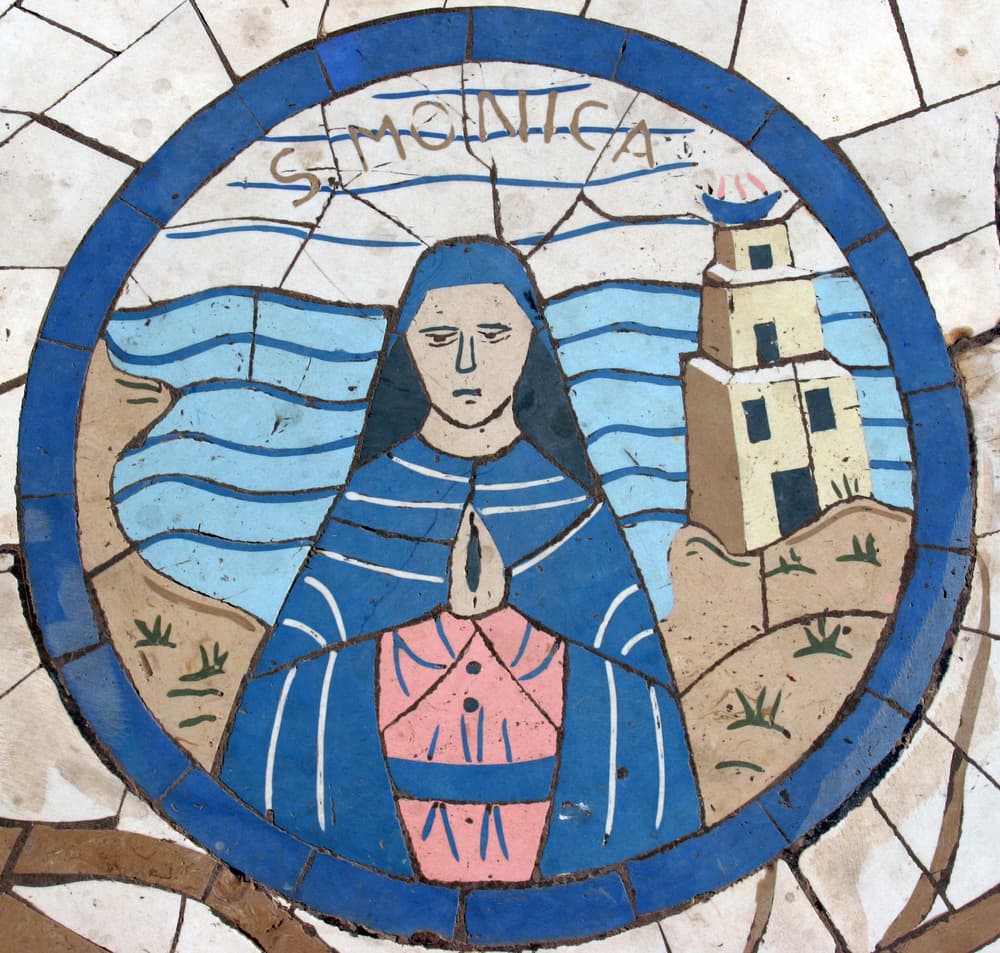 Mónica le confesó a un obispo cuánto sufría por lo que hacía Agustín, llevando años esperando su conversión y acercamiento a Dios y es entonces cuando él le dijo la famosa frase de
<i>"Es imposible perder a un hijo de tantas lágrimas".</i>