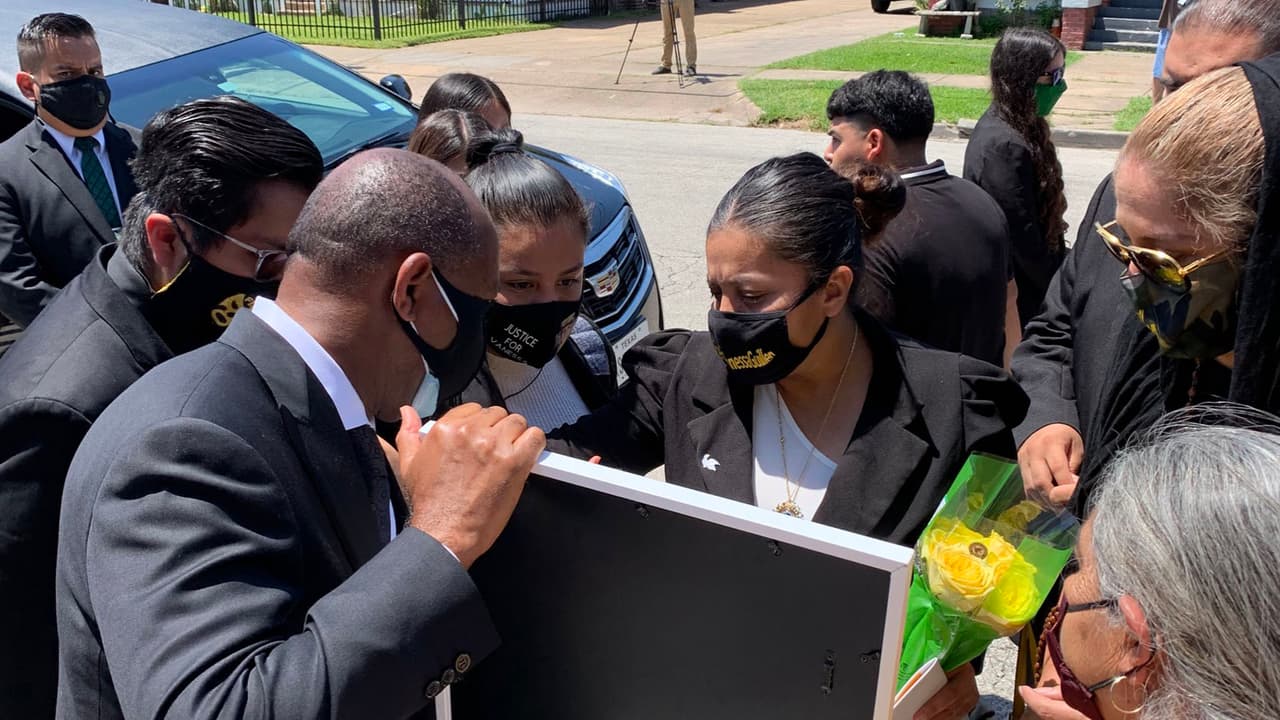 El alcalde 
<a href="https://www.univision.com/temas/sylvester-turner">Sylvester Turner</a> proclamó el 15 de agosto como el día de 
<a href="https://www.univision.com/temas/vanessa-guillen">Vanessa Guillén</a> en Houston. En la foto se muestra como el mandatario entrega la proclamación a la familia de la soldado hispana.