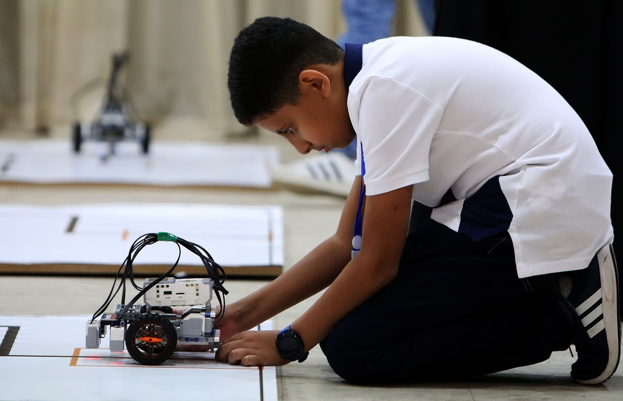 Lanzan cursos de robótica para estudiantes del Distrito Escolar de Los Ángeles