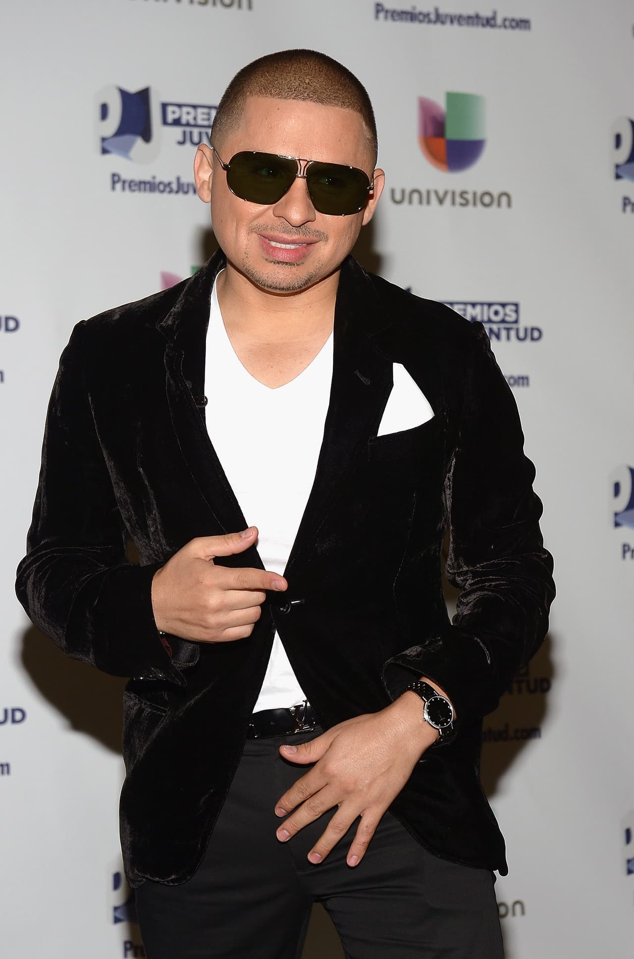 Una vez más en la alfombra de Premios Juventud se lució. Con sus gafas oscuras y ese saco logró dar una buena imagen en aquél momento.