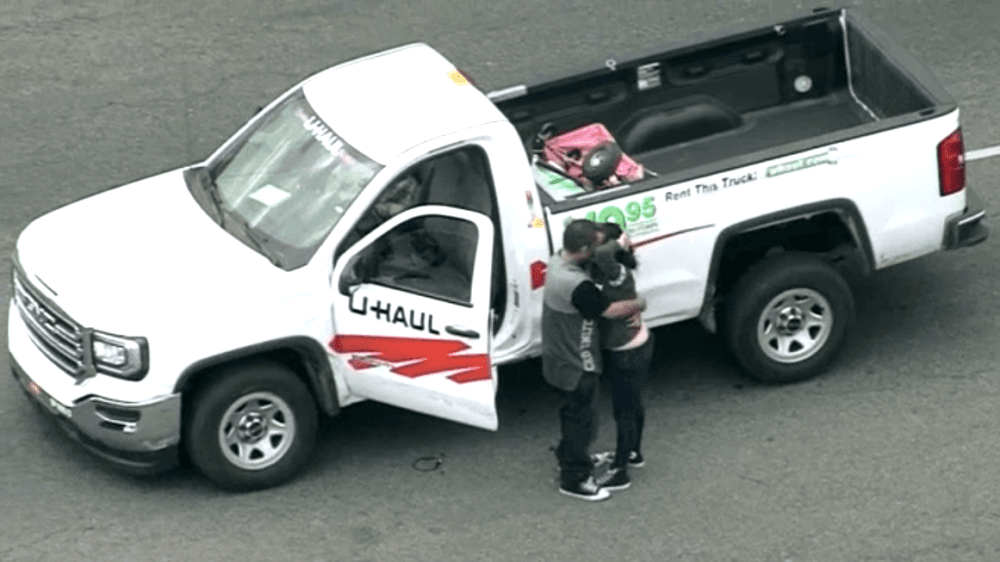 Un hombre y una mujer protagonizan persecución policial que terminó con beso y un abrazo