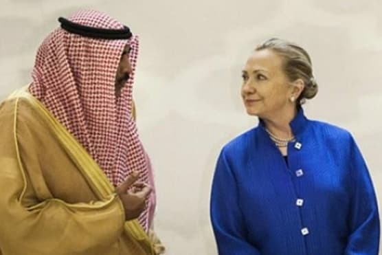 Hillary preguntándole al principe Nigeriano, cuál es su número de cuenta para ir a depositarle.
<br>
