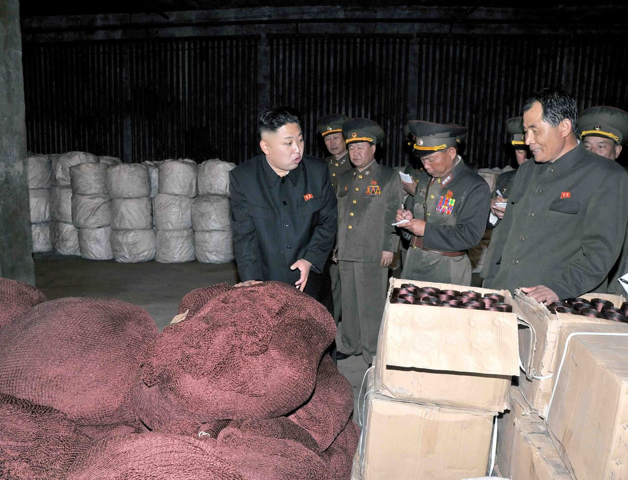 <b>Todo bajo control.</b> La agencia oficial de noticias de Corea del Norte publicó el 28 de mayo de 2013 una fotografía sin fecha de Kim Jong-Un durante una inspección de una estación pesquera controlada por el ejercito. Kim Jong-Un es Presidente de la Comisión de Defensa Nacional, Comandante Supremo del Ejército del Pueblo Coreano, secretario del Partido del Trabajo de Corea y Líder supremo de la Republica Popular Democrática de Corea.