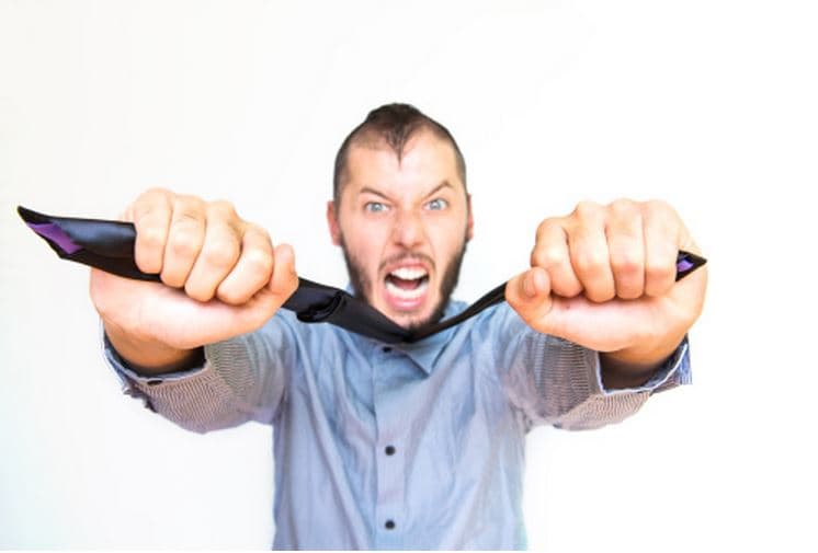 Corbatas La Universidad de Cornell, en Nueva York, realizó un estudio que probó que el 67% de los hombres compran sus camisas más pequeñas que sus cuellos. El uso de estas camisas estrechas y encima con corbatas muy apretadas podría causar desde dolores de cabeza hasta llegar a reducir la circulación de la sangre al cerebro, aumentar la presión intraocular y limitar el movimiento del cuello afectando a su vez la espalda y generando mayor tensión desde los hombros hasta la espalda baja.