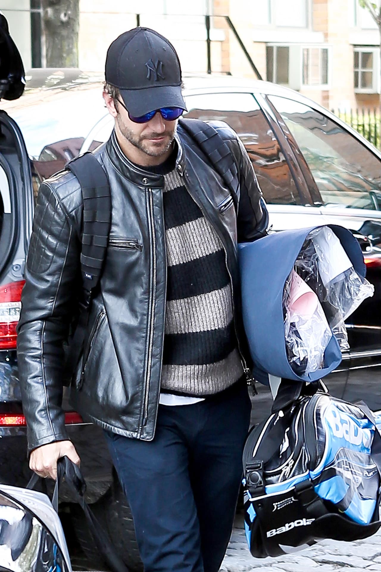 Con las manos llenas, metía cosas al departamento de Irina Shayk.