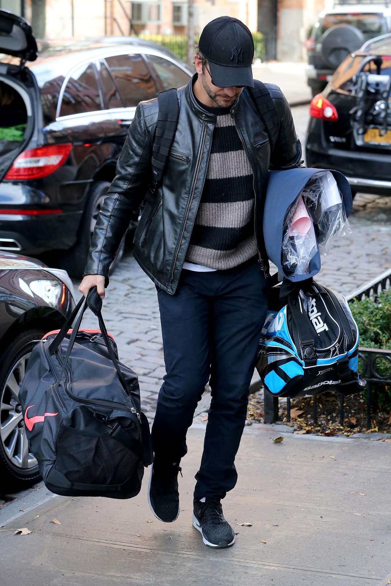 Solamente le hace falta el perico.