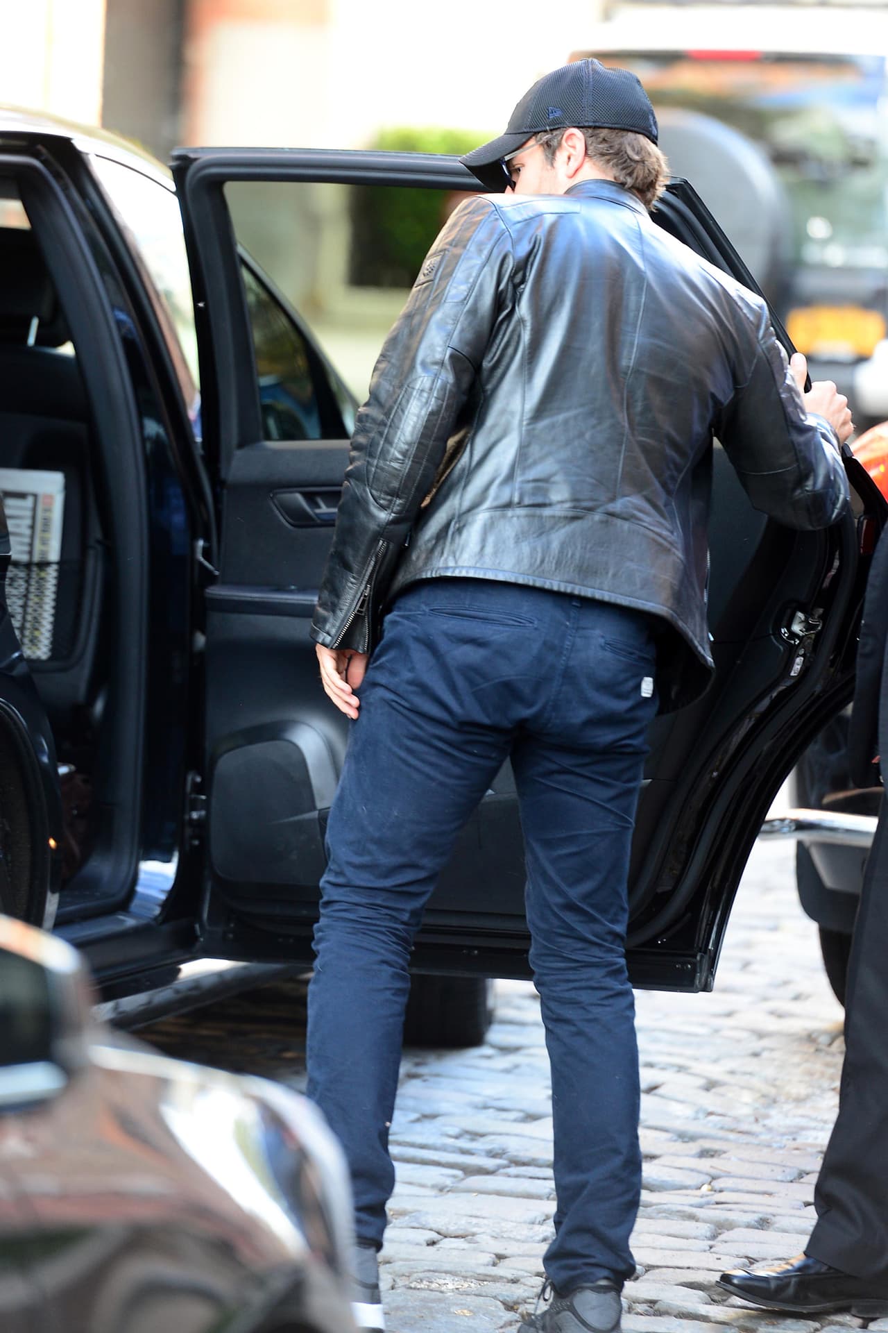 Revisando que no se le esté quedando nada en el auto.