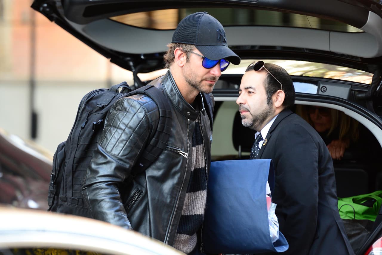 Sacó y sacó cosas de un auto.