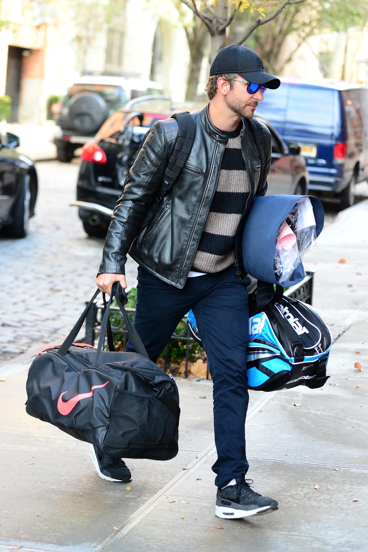 Bradley llevando su relación con Irina a otro nivel.