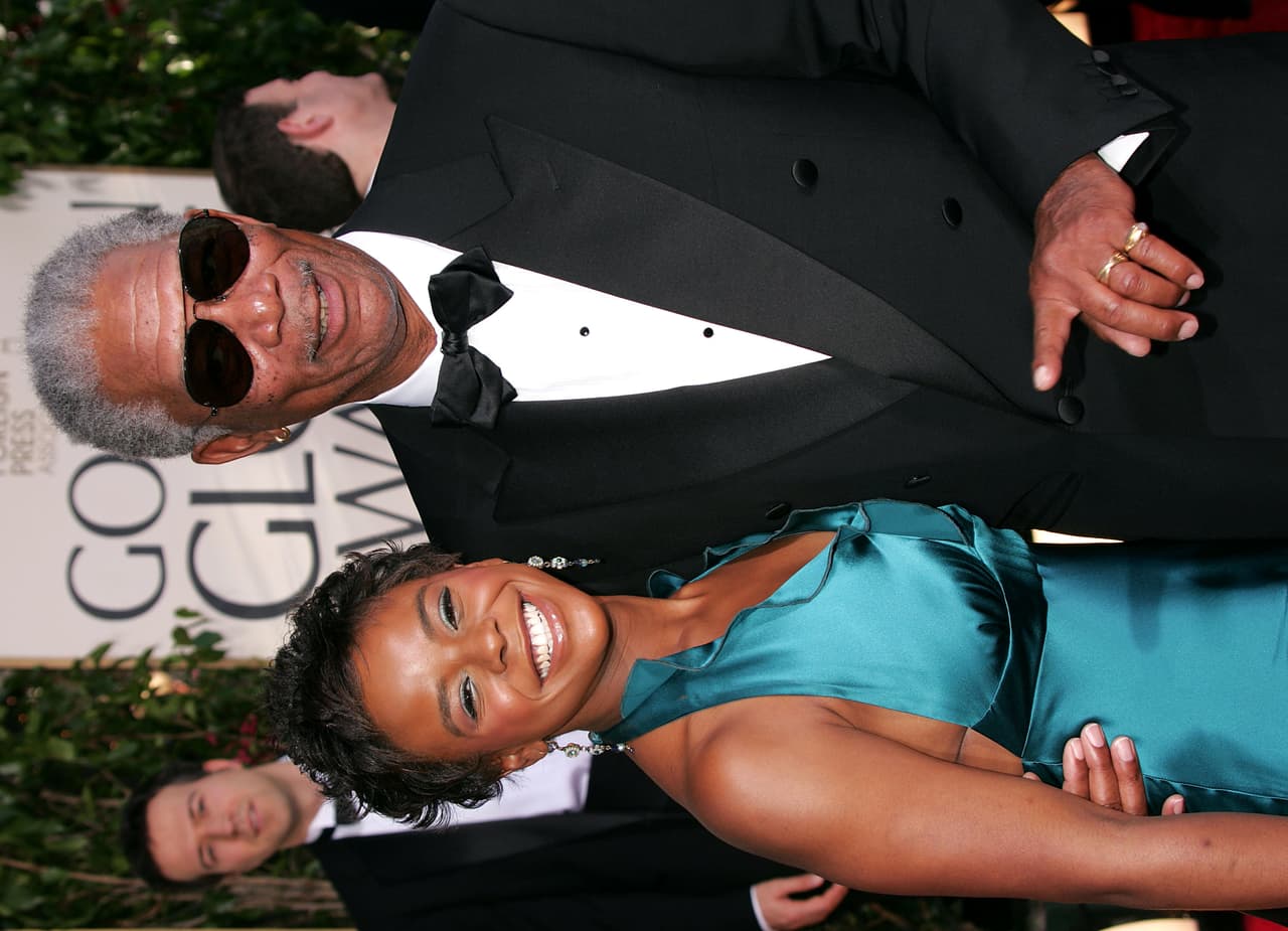 Además, seguía haciendo los movimientos de apuñalar a la joven, aunque ya no tenía el arma en la mano.