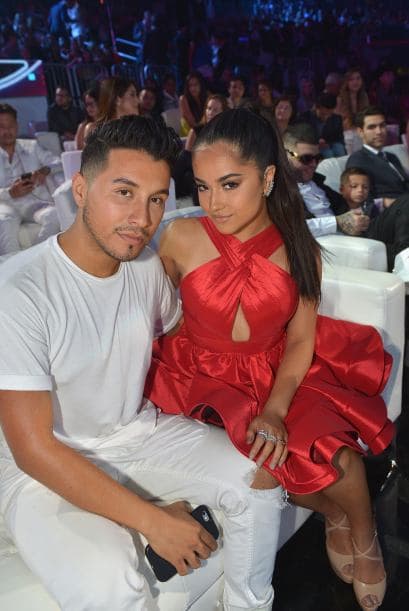 El rojo levanta pasiones y Becky knew how to work it! Aquí te dejamos en detalle su outfit de la alfombra y lo mejor de su presentación.