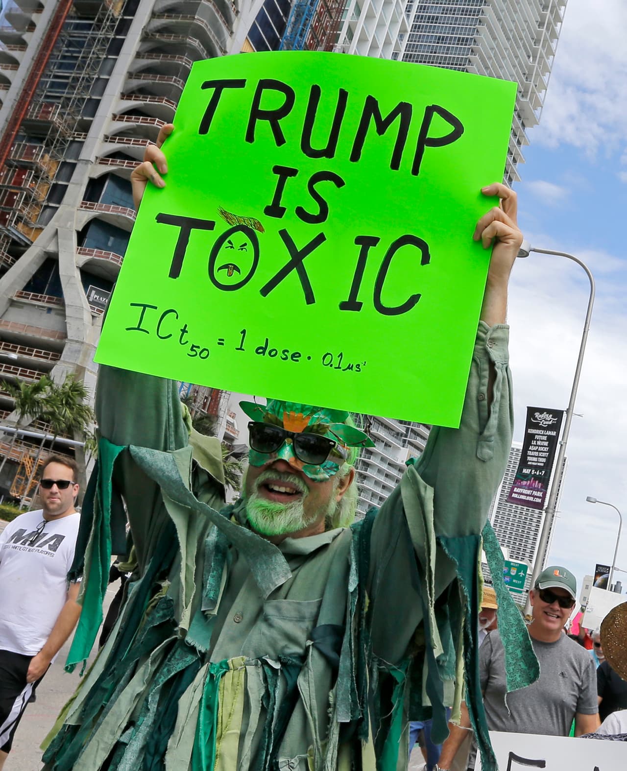 <b>Miami, EEUU.</b> Un activista lleva un cartel que llama a los políticos a implementar políticas basadas en la ciencia. 22 de abril de 2017.
<br>