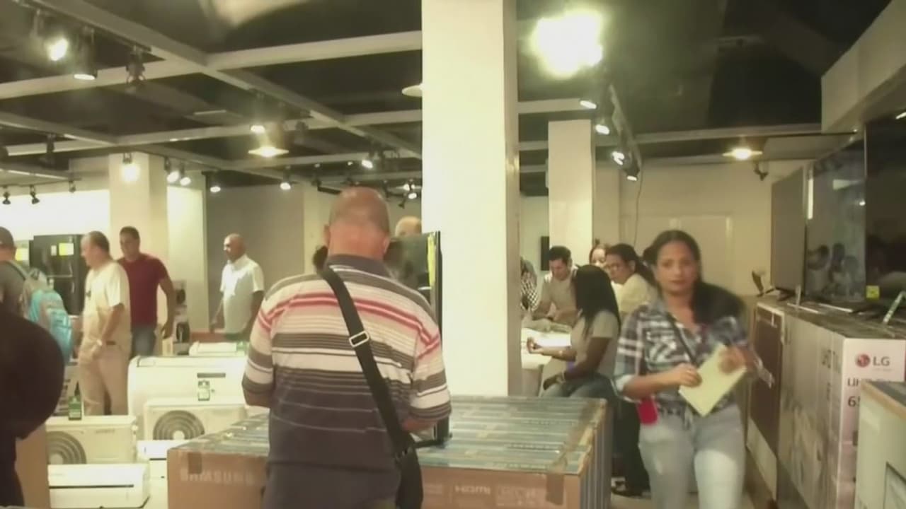 Con largas filas comienza en Cuba la venta de electrodomésticos en tiendas del gobierno