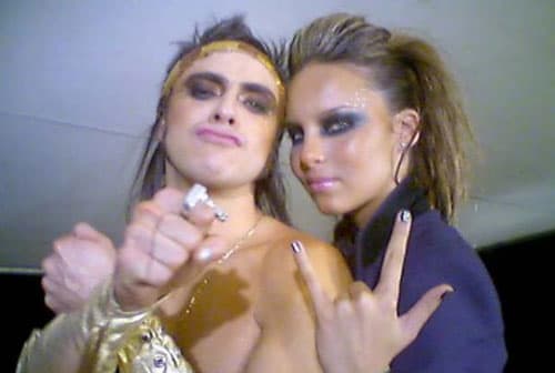 En el 2004
<b><a href="http://www.univision.com/personas-belinda-peregrin-schull-e">Belinda</a></b> hizo un dueto con el grupo 'Moderatto', el exitoso tema fue un cover de la agrupación 'Timbiriche', siendo 'Muriendo lento' la canción que sonó en varias semanas en el número uno de las estaciones de radio mexicanas.